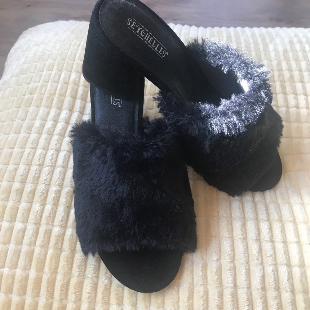 Women’s black faux fur slide sandal size 6